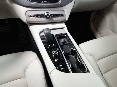 Certified 2025 Volvo XC90 B6 Plus w/ Protection Package Premier image 15