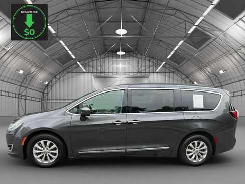 Used 2017 Chrysler Pacifica Touring-L FWD image 2