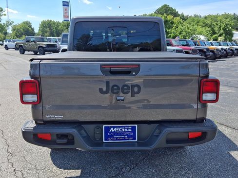 Used 2024 Jeep Gladiator Sport AWD/4WD image 5