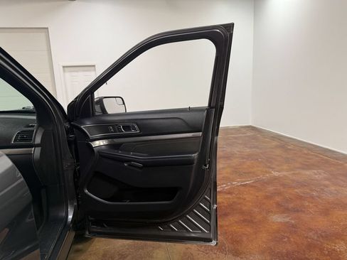 Used 2018 Ford Explorer XLT w/ Equipment Group 202A AWD/4WD image 62