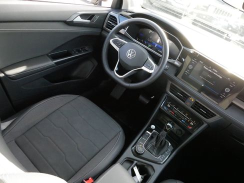 Certified 2025 Volkswagen Taos SE image 9