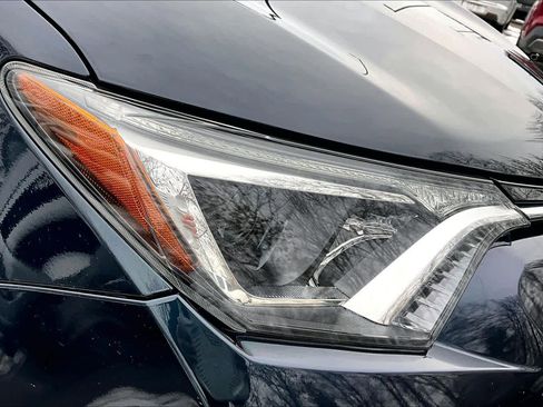 Used 2018 Toyota RAV4 LE image 25