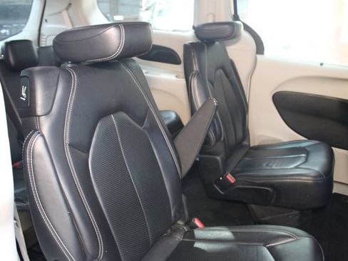 Used 2022 Chrysler Pacifica Touring-L FWD image 12