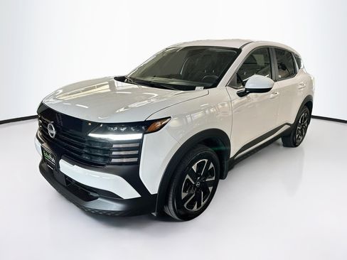 Used 2025 Nissan Kicks SV AWD/4WD image 3