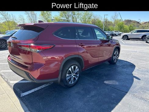 Used 2021 Toyota Highlander XLE AWD/4WD image 3