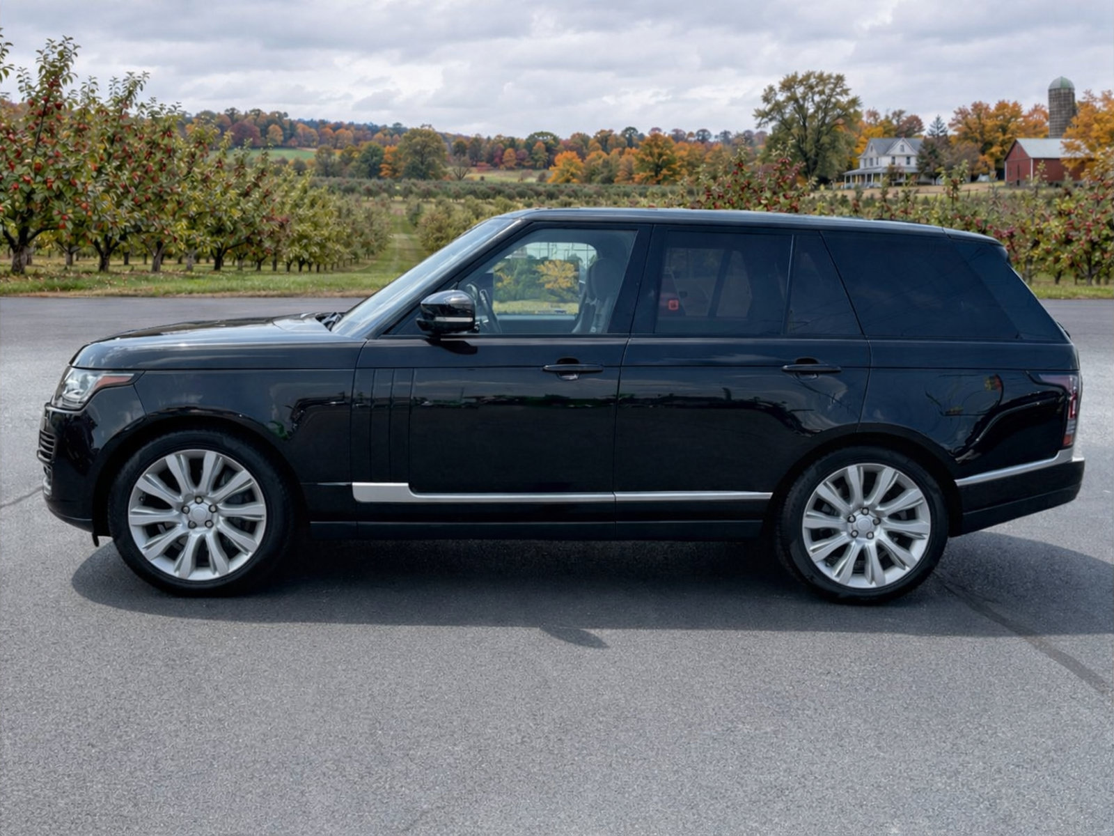 Used 2017 Land Rover Range Rover Supercharged AWD/4WD image 4