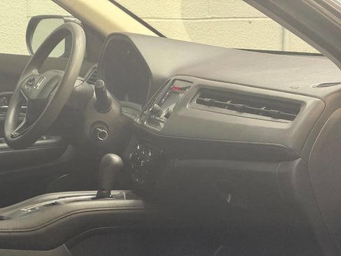 Used 2018 Honda HR-V LX image 4