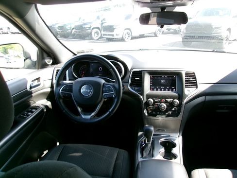 Certified 2019 Jeep Grand Cherokee Laredo w/ Security & Convenience Group AWD/4WD image 11
