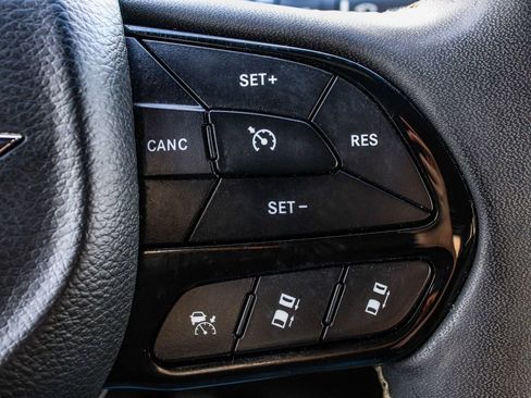 Used 2022 Chrysler Pacifica Touring-L w/ Uconnect Theater Family Group FWD image 27