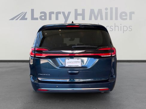 Used 2023 Chrysler Pacifica Touring-L FWD image 4
