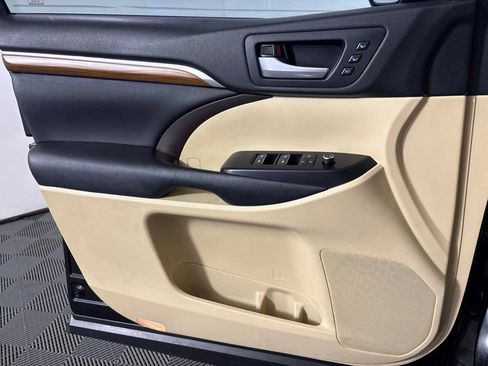 Used 2017 Toyota Highlander Limited FWD image 18