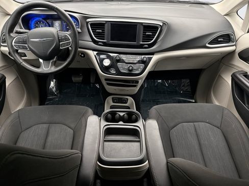 Used 2020 Chrysler Pacifica Touring FWD image 14