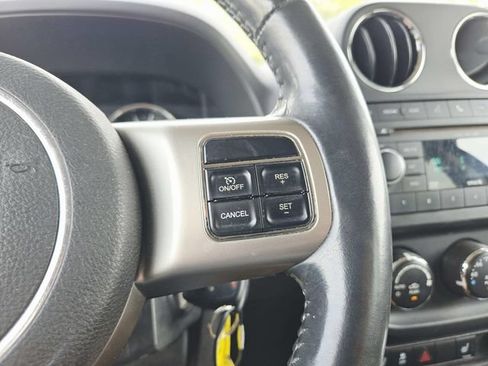 Used 2011 Jeep Patriot Latitude FWD image 13