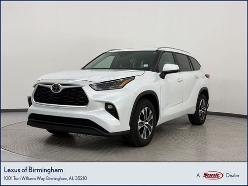 Used 2023 Toyota Highlander XLE FWD image 1