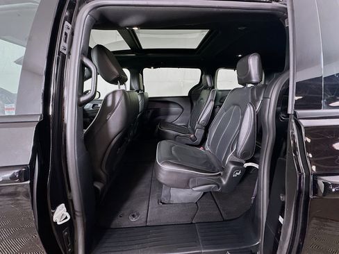 Used 2025 Chrysler Pacifica Limited image 25
