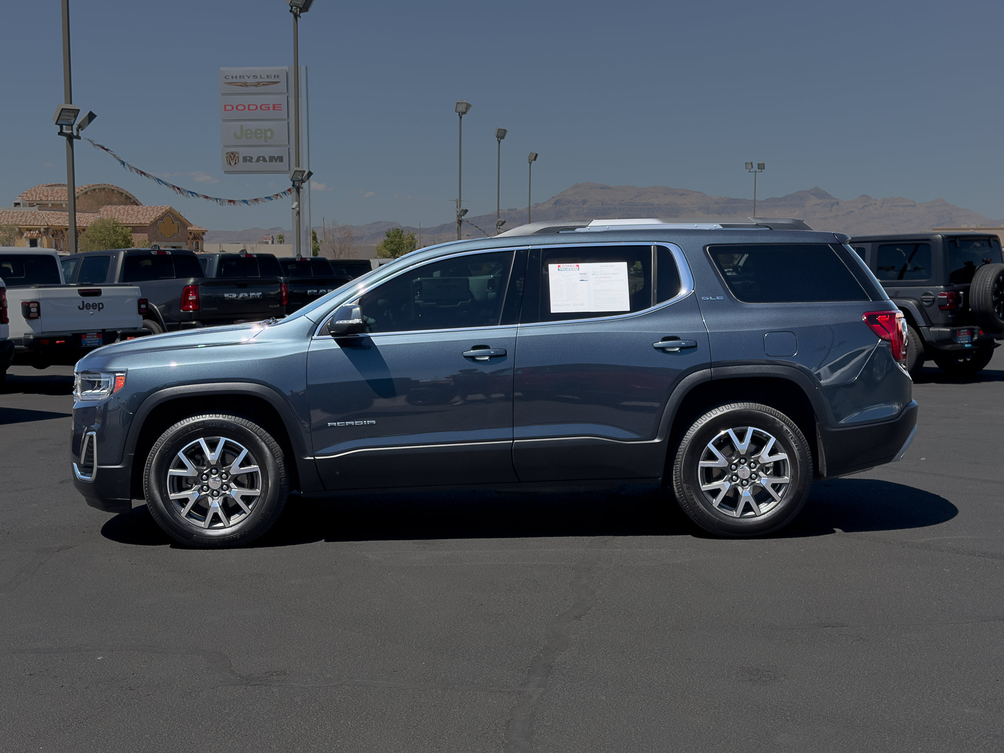 Used 2020 GMC Acadia SLE w/ Driver Convenience Package FWD image 2