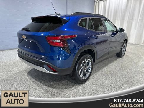 Used 2024 Chevrolet Trax LT w/ Driver Confidence Package FWD image 3