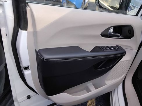 Used 2024 Chrysler Pacifica Touring-L FWD image 10