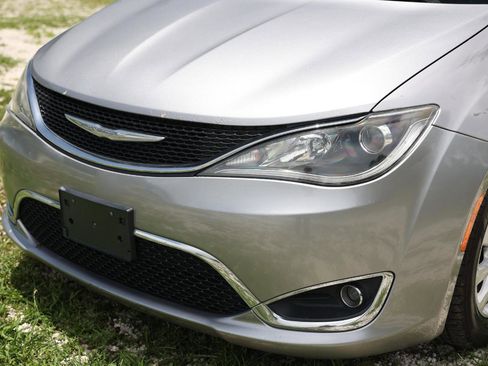 Used 2017 Chrysler Pacifica Touring-L FWD image 24