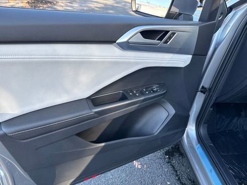 New 2025 Volkswagen Taos SE image 5