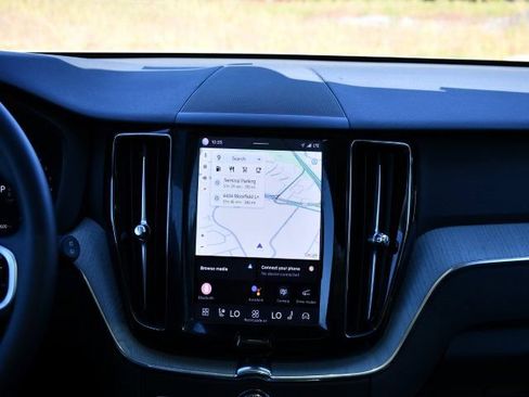 Certified 2025 Volvo XC60 B5 Plus AWD/4WD image 21