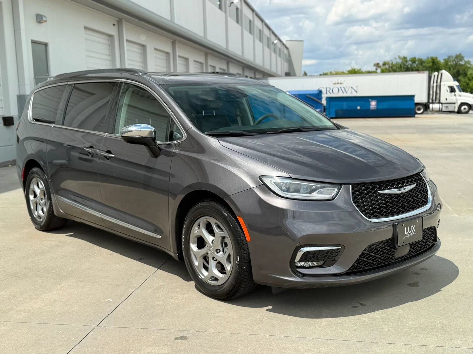Used 2023 Chrysler Pacifica Limited FWD image 4