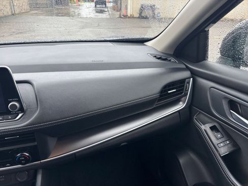 Used 2025 Nissan Rogue SV image 37