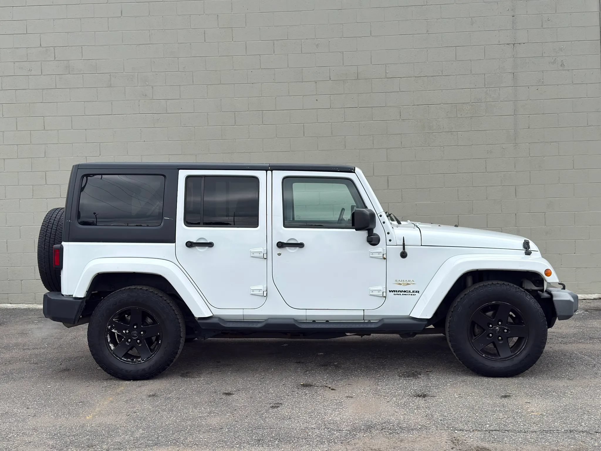 Used 2015 Jeep Wrangler Unlimited Sahara AWD/4WD image 9