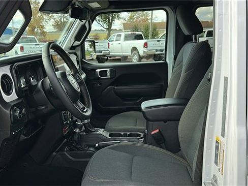 Used 2024 Jeep Wrangler Unlimited image 11