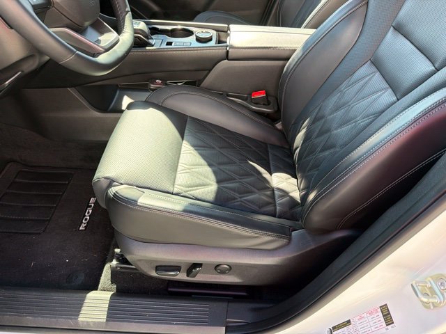 Used 2025 Nissan Rogue Platinum w/ Tech Package AWD/4WD image 5