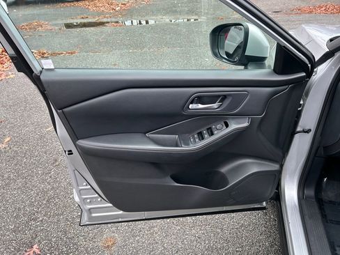 Used 2024 Nissan Rogue SV image 13