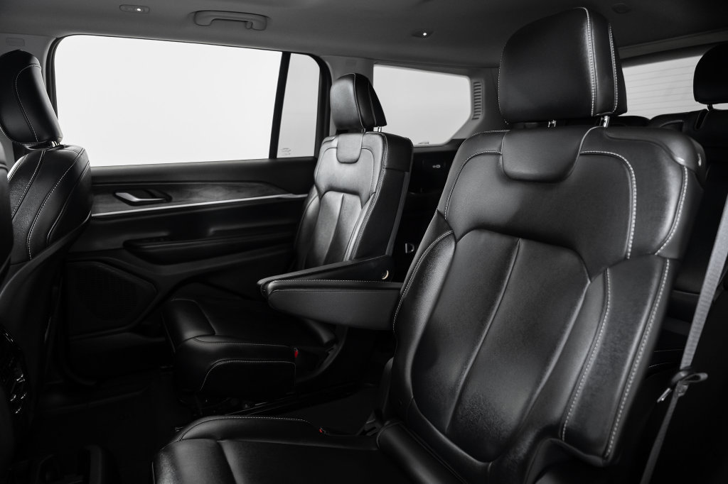 Used 2023 Jeep Grand Cherokee L Limited RWD image 23