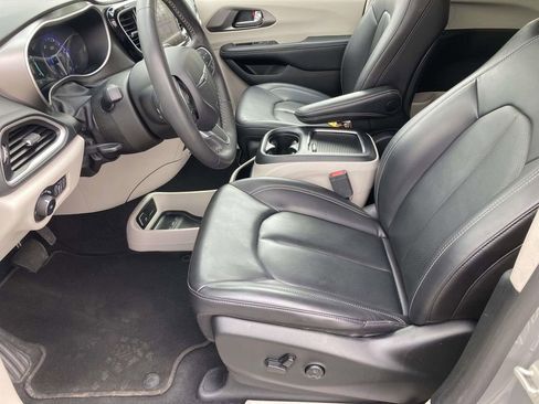 Used 2023 Chrysler Pacifica Touring-L FWD image 20