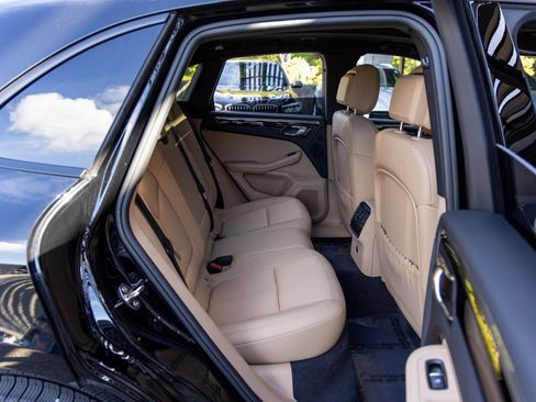 Certified 2025 Porsche Macan image 47