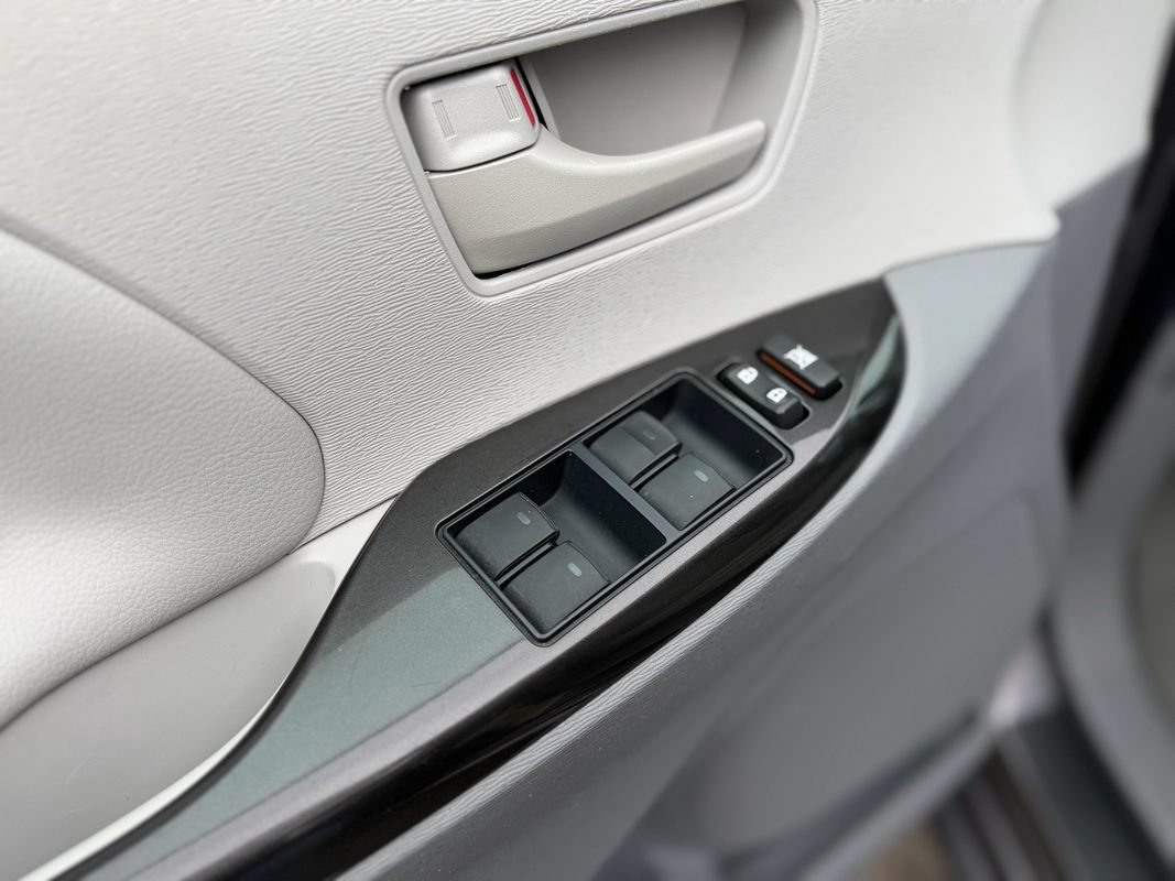 Used 2013 Toyota Sienna LE w/ Towing Pkg AWD/4WD image 19