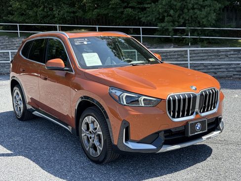 Used 2025 BMW X1 xDrive28i w/ Premium Package AWD/4WD image 3