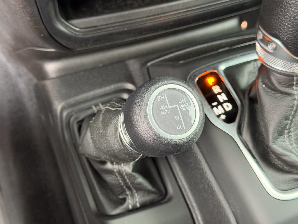 Used 2024 Jeep Wrangler Unlimited Sahara w/ Technology Group AWD/4WD image 34