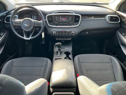 Used 2016 Kia Sorento LX w/ LX Convenience Package image 12
