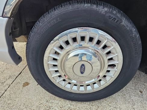 Used 2001 Ford Crown Victoria RWD image 19