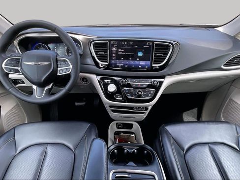Certified 2024 Chrysler Pacifica Touring-L FWD image 15