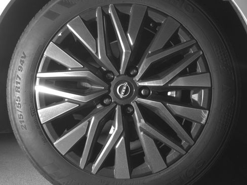 Used 2025 Nissan Altima 2.5 SV FWD image 13