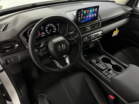 New 2025 Honda Pilot Touring image 4