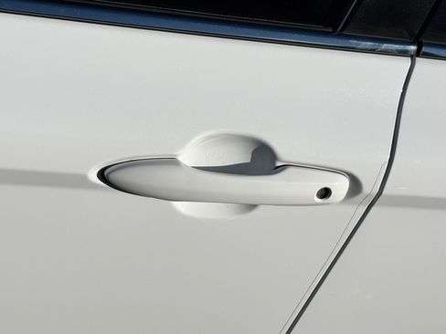 Certified 2019 Toyota Camry SE image 9