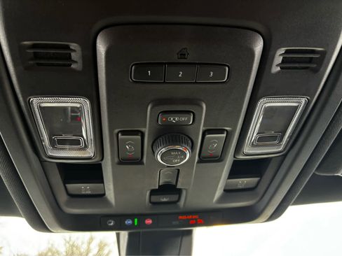 Used 2022 GMC Yukon SLT w/ SLT Premium Package image 27