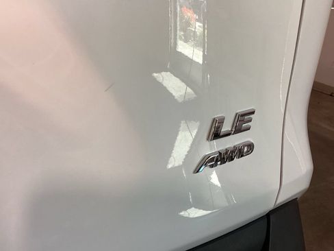 Used 2021 Toyota RAV4 LE AWD/4WD image 17