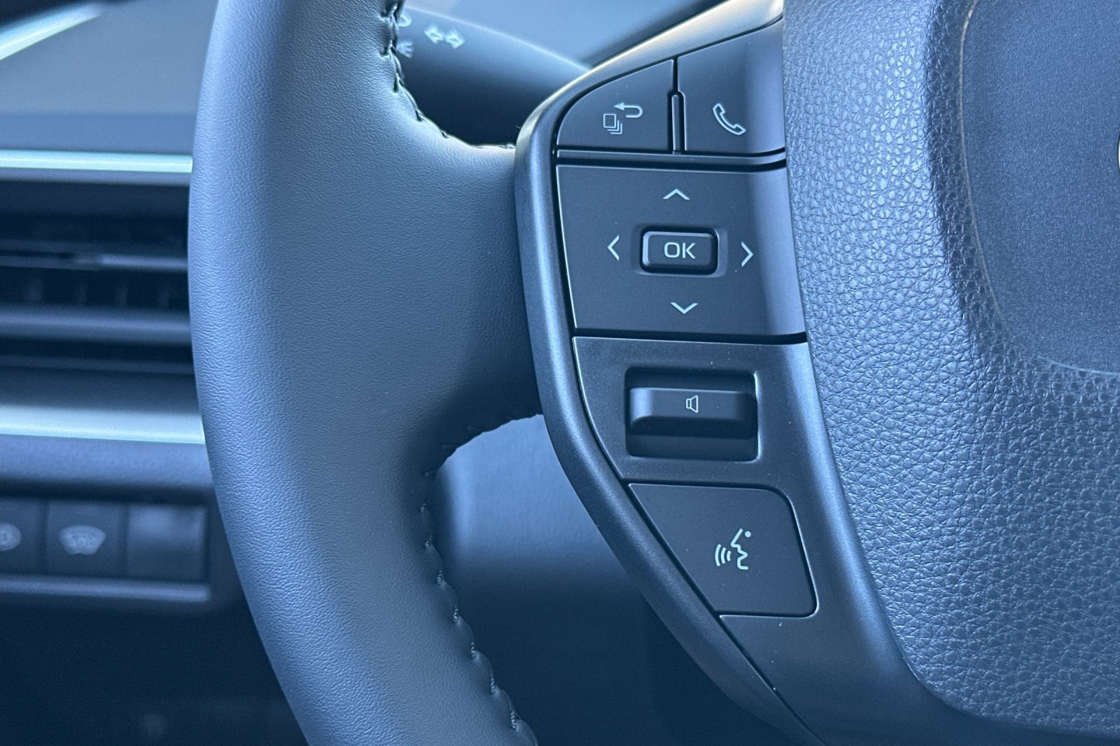 New 2027 Toyota Prius LE FWD image 28