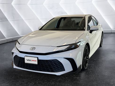 Used 2025 Toyota Camry SE image 3