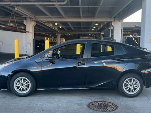 Used 2018 Toyota Prius Two w/ Prius Two Safety Plus Package FWD image 3
