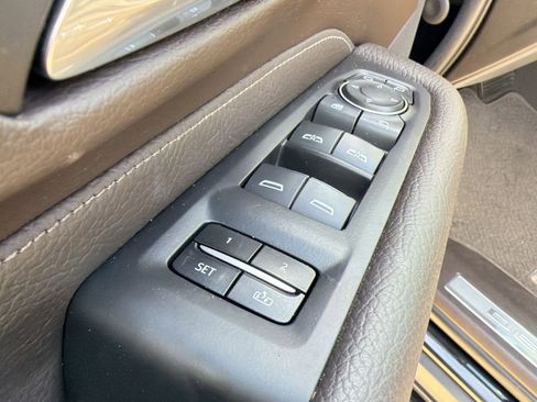 Used 2023 GMC Yukon XL Denali image 30