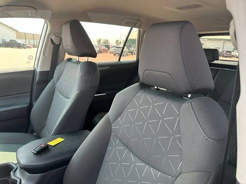 Used 2025 Toyota RAV4 XLE AWD/4WD image 3